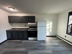 1660 E Main St, Unit 4L in Waterbury, CT - Building Photo