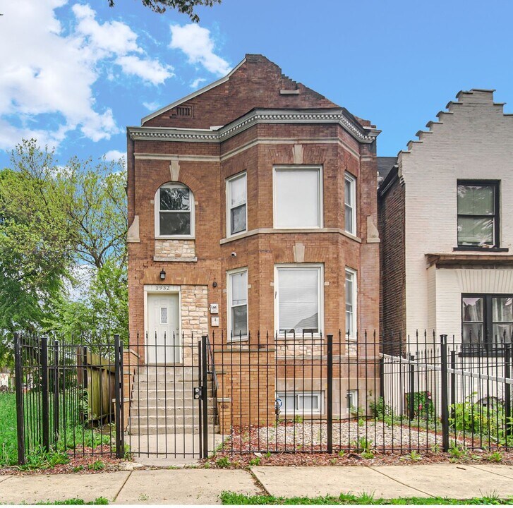 1932 S Sawyer Ave in Chicago, IL - Building Photo