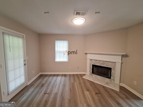 8170 Autumn Green Dr in Fairburn, GA - Building Photo - Building Photo