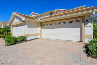 5636 Whisperwood Blvd in Naples, FL - Foto de edificio - Building Photo