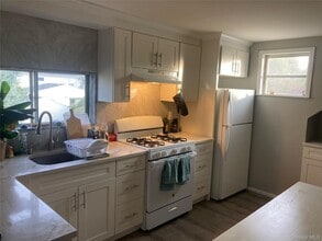 19 5th Ave in Westbury, NY - Building Photo - Building Photo