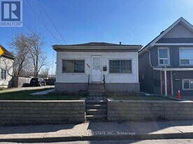 266 Beach Rd in Hamilton, ON - Building Photo
