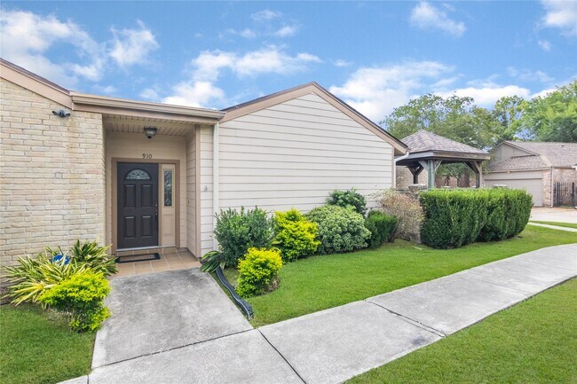 910 Fleetwood Pl Dr in Houston, TX - Building Photo - Building Photo