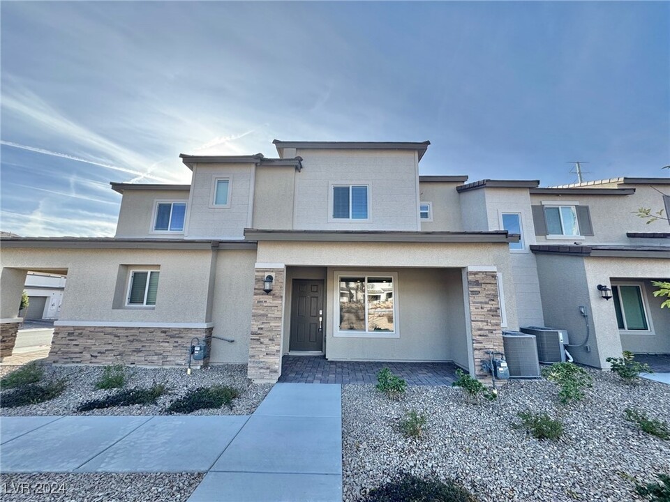 10770 Astell Isle Ct in Las Vegas, NV - Building Photo