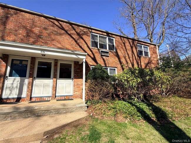 86 McLoughlin St in Glen Cove, NY - Building Photo - Building Photo