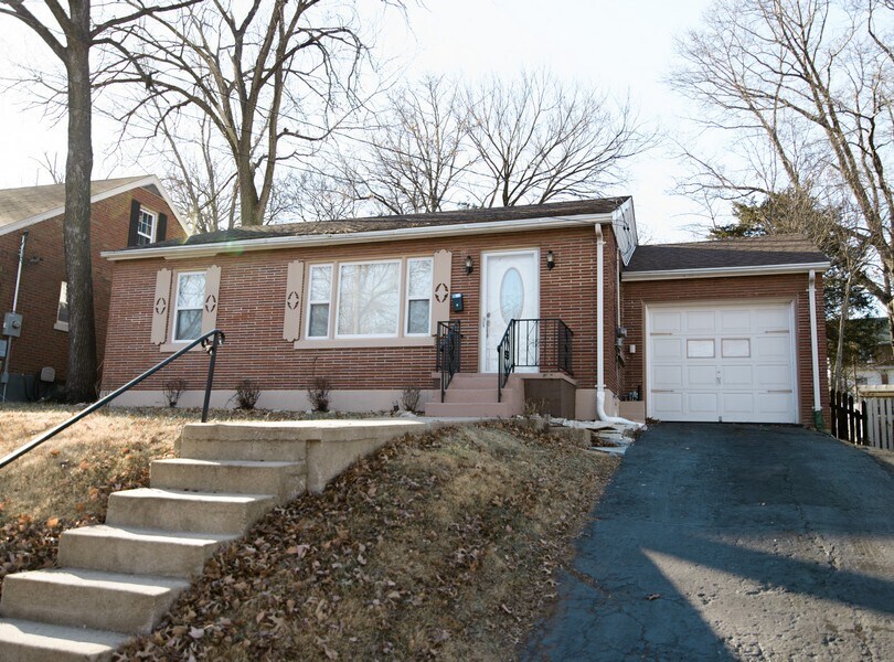 121 Bolton Dr in Jefferson City, MO - Building Photo