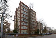 Douglas House in Brockton, MA - Foto de edificio - Building Photo