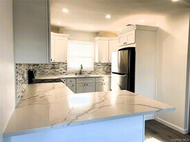 473 Franklin Blvd, Unit Upper in Long Beach, NY - Building Photo