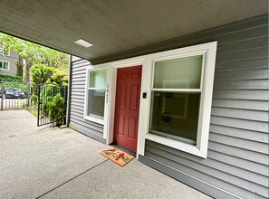 1923 42nd Ave E in Seattle, WA - Building Photo - Building Photo