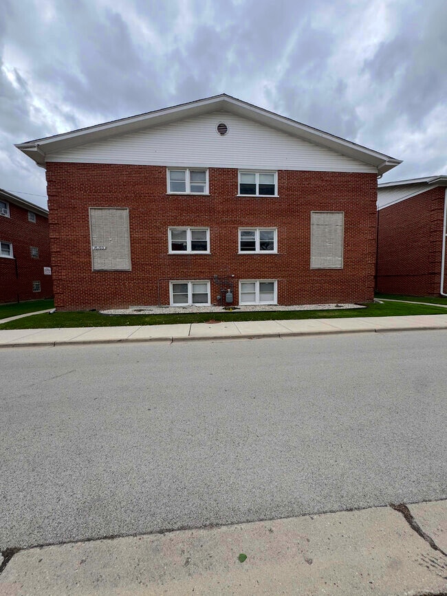 10105 Hartford Ct in Schiller Park, IL - Building Photo - Building Photo