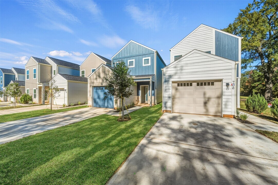 706 W Dallas St in Conroe, TX - Building Photo