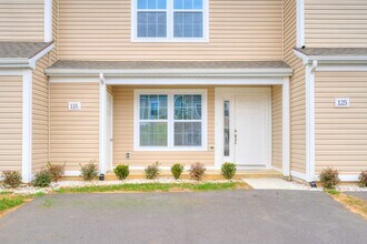 430 Pin Oak Dr NW in Christiansburg, VA - Building Photo - Building Photo