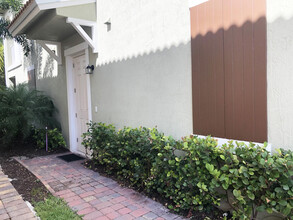 1072 Community Dr in Jupiter, FL - Building Photo - Building Photo