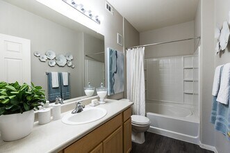 PARKSIDE VILLAS APARTMENT HOMES in Las Vegas, NV - Foto de edificio - Interior Photo