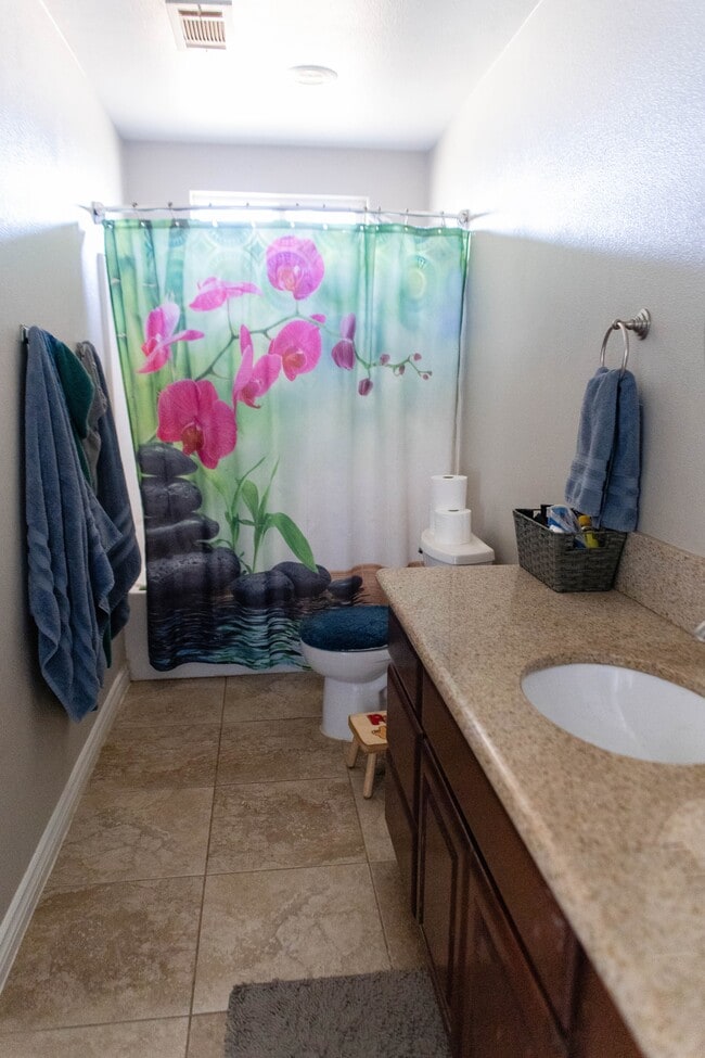 12072 Pacific Rd in Phelan, CA - Foto de edificio - Building Photo