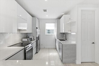 7743 SW 99th St in Miami, FL - Building Photo - Building Photo