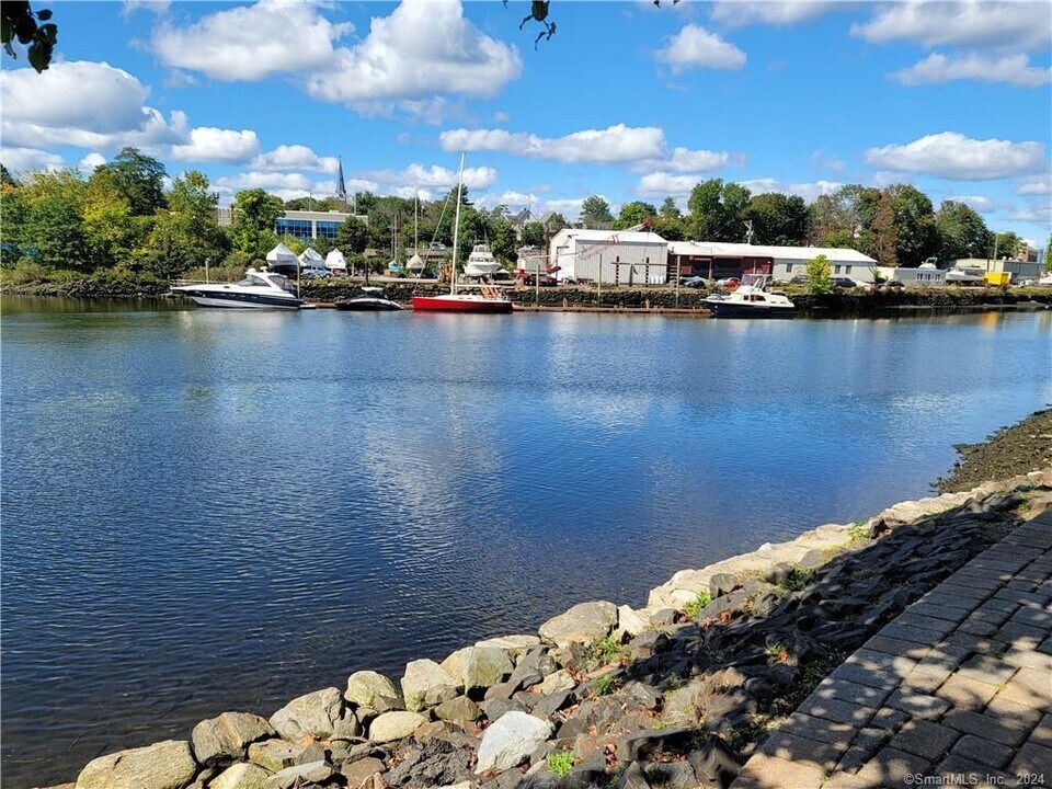 1 Daskams Ln in Norwalk, CT - Building Photo