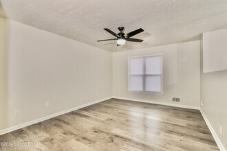 9104 Royal Oak Dr in Louisville, KY - Building Photo - Building Photo