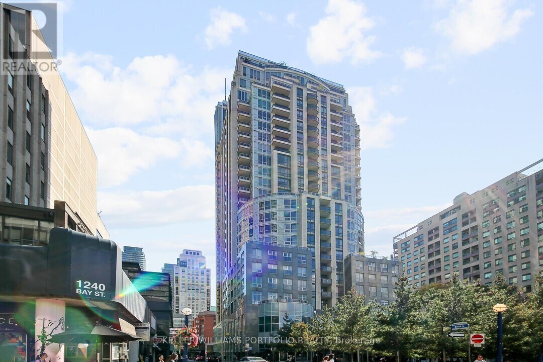 10-1010 Bellair St in Toronto, ON - Building Photo