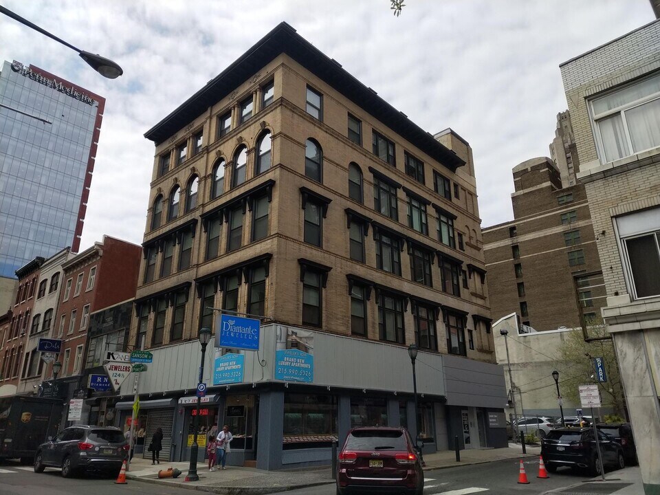 122-24 S 8th St in Philadelphia, PA - Building Photo