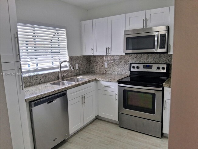 1205 Congressional Way in Deerfield Beach, FL - Foto de edificio - Building Photo