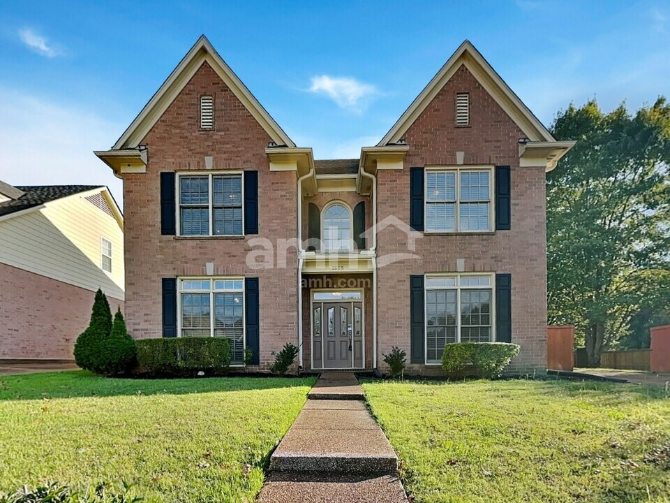 1015 Warwick Pl in Southaven, MS - Foto de edificio