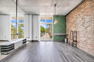 2100 Van Buren St, Unit 203 in Hollywood, FL - Foto de edificio - Building Photo