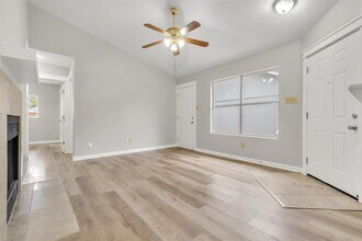 720 Decker Prairie Dr in Austin, TX - Foto de edificio - Building Photo