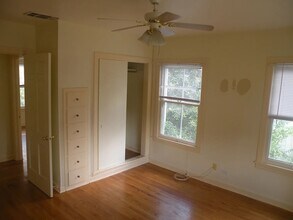 241 W Norwood Ct, Unit 2 in San Antonio, TX - Building Photo - Building Photo