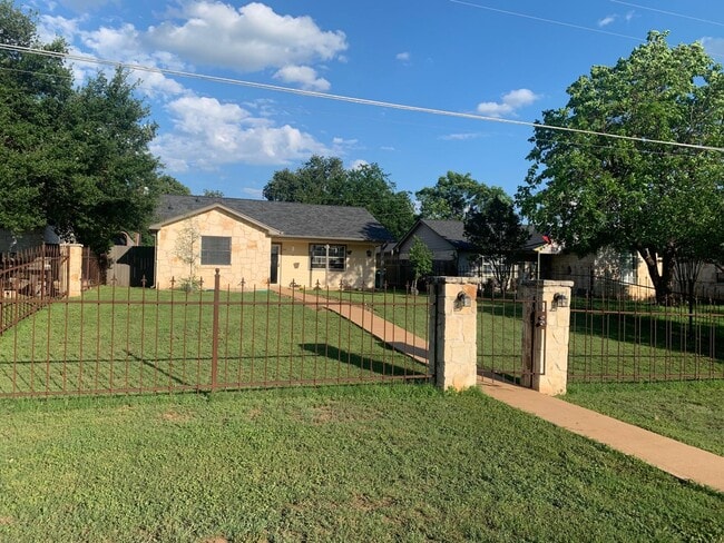 305 Ave R in Marble Falls, TX - Building Photo - Building Photo