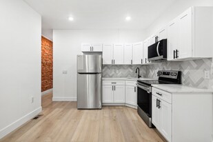 5814 Chestnut St in Philadelphia, PA - Building Photo
