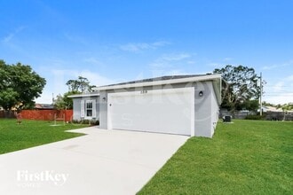 2219 SW Haycraft Cir in Port St. Lucie, FL - Foto de edificio - Building Photo