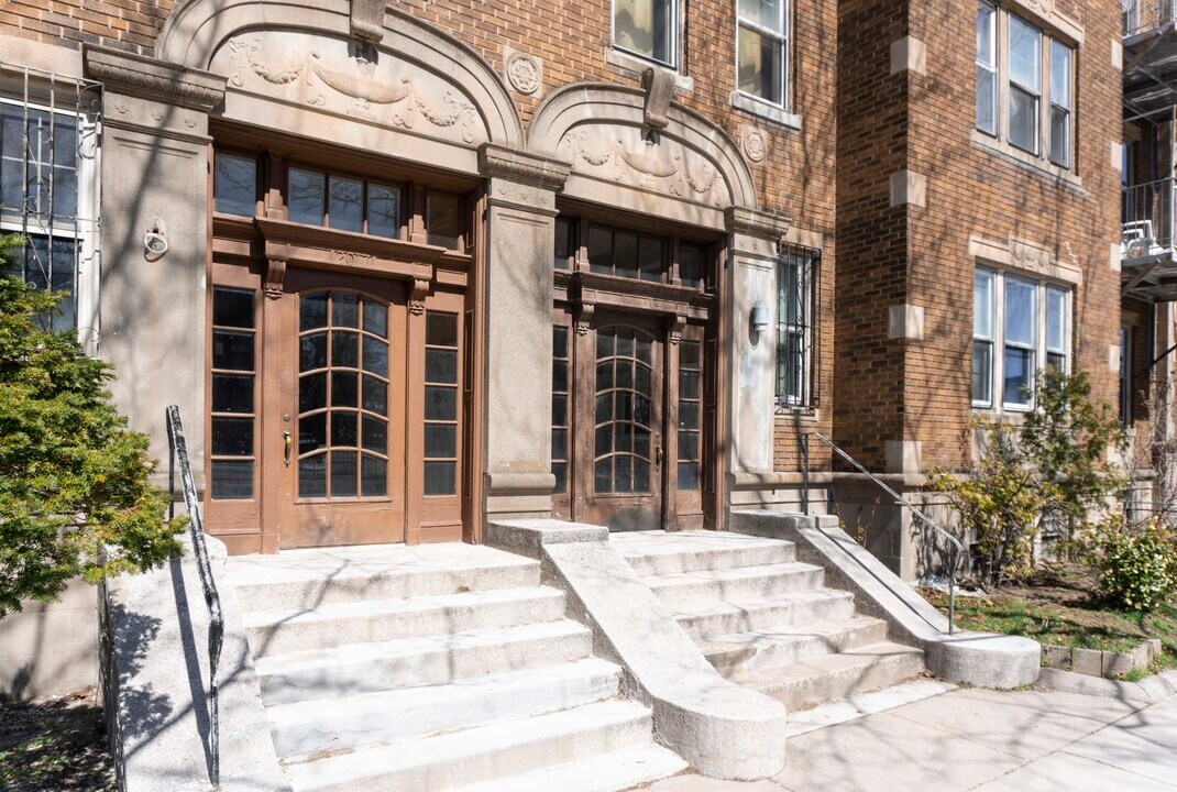 2017 Commonwealth Ave in Boston, MA - Foto de edificio