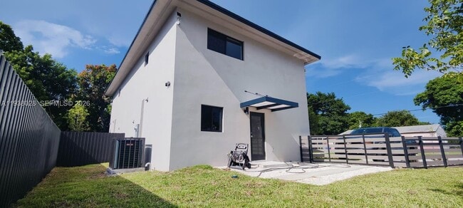 1901 NW 51st Terrace in Miami, FL - Building Photo - Building Photo