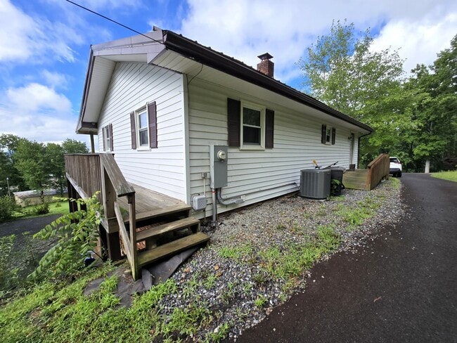 258 Wilcox Dr in Crumpler, NC - Building Photo - Building Photo