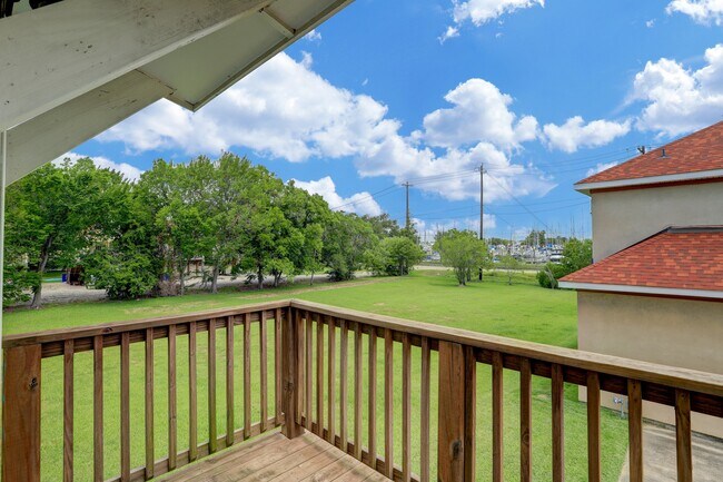 100 Grove Rd in Kemah, TX - Building Photo - Building Photo