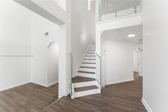 14024 SW 154th St in Miami, FL - Foto de edificio - Building Photo