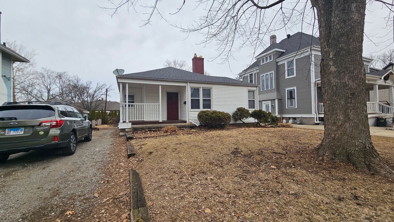 1208 W Church St in Champaign, IL - Building Photo
