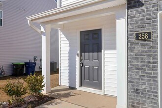 258 Palm Dr in Sanford, NC - Foto de edificio - Building Photo