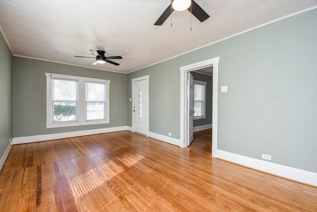 8158 Niles St in Houston, TX - Foto de edificio - Building Photo