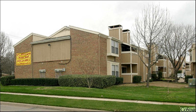 Oak Hills Apartments in Irving, TX - Foto de edificio - Building Photo