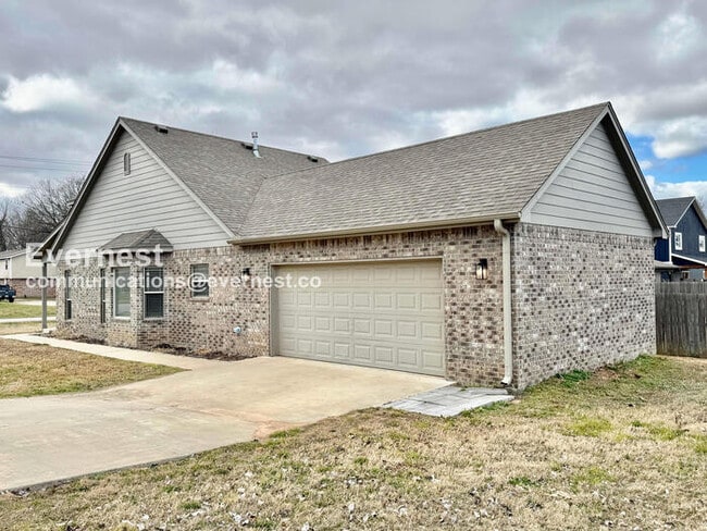 321 E Redwood St in Coweta, OK - Building Photo - Building Photo