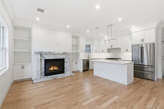 42 Alice Ct in East Rockaway, NY - Foto de edificio - Building Photo