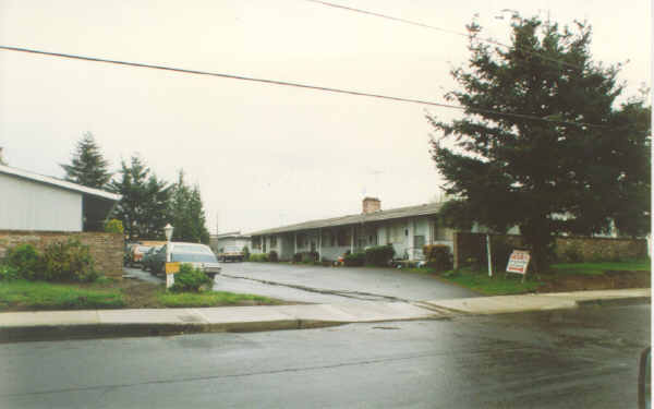 220-260 NE Liberty Ave in Gresham, OR - Foto de edificio