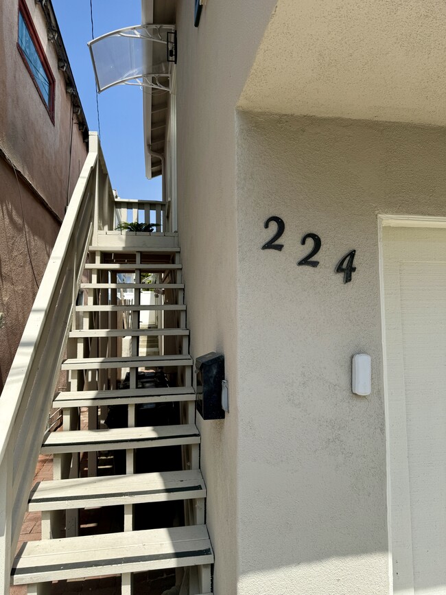 224 Palm Dr, Unit upper in Hermosa Beach, CA - Foto de edificio - Building Photo
