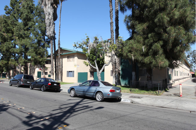 4645-4711 Live Oak St in Bell, CA - Foto de edificio - Building Photo