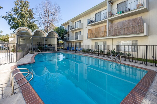 Park Manor Apartments in Van Nuys, CA - Foto de edificio - Building Photo