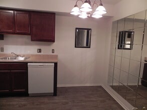 125 Twin Oaks Dr, Unit 102 in Joliet, IL - Foto de edificio - Building Photo