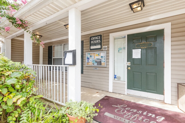 Mallard Cove Apartments in Midlothian, VA - Building Photo - Building Photo