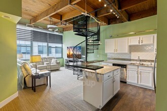 940 Monroe Ave NW in Grand Rapids, MI - Foto de edificio - Building Photo